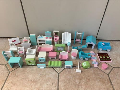 Wooden dolls house - dolls, furniture