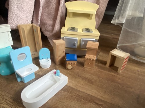 Doll house wooden and plastic - wooden,